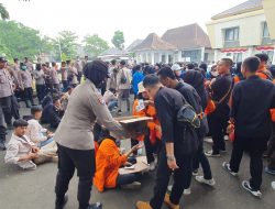 Amankan Aksi Unras Depan Gedung DPRD, Polwan di Majalengka Bagi-bagi Air Mineral