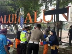 Polres Banjar Bagi Bagi Nasi Kotak