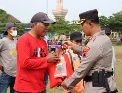 Polres Banjarnegara Gandeng Mahasiswa Bagikan Sembako Pada Masyarakat Terdampak Penyesuaian Harga BBM