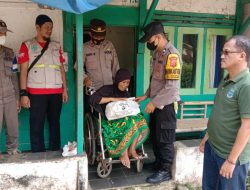 Sat Binmas Bersama Sat Lantas dan Bhabinkamtibmas Hegarsari Baksos Secara Door to Door Bagikan Paket Sembako