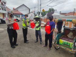 Sambut HUT Lantas ke-67, Satlantas Polres Majalengka Bagikan Paket Sembako Kepada Puluhan Abang Becak