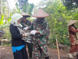 TNI BERSAMA RAKYAT DI KAKI GUNUNG KAREUMBI