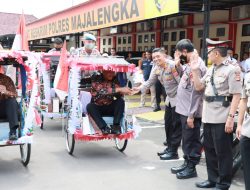 Kapolres Majalengka Lepas Tujuh Anggota Polri Purnabakti Keliling Gunakan Becak