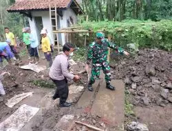 Jalin Kebersamaan, TNI – Polri Bersama Warga Gotong Royong Bangun MCK