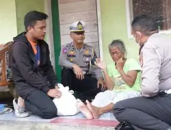 Mahasiswa Bersama Polres Banjar, Membagikan Sembako Kepada Kaum Jompo 