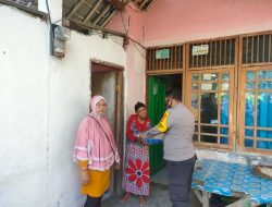 Sat Bimaspol Bagikan Paket Sembako Desa Kedung Pengawas Baksos Secara Door to Door