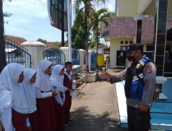 Beri Himbauan, Bhabinkamtibmas Sektor Jatiwangi Sambangi Anak Sekolah Dasar