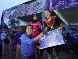 Penutupan Bola Volley AHY Cup Deni Viktoria Memberikan Apresiasi Kepada Para Pemenang