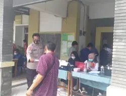 Bentuk Dukungan dan Kerjasama Dalam Ikhtiar, Polisi Bersama Nakes Terus Percepat Vaksinasi