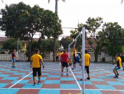 Jelang Ikuti Turnamen, Kasi Propam Polres Majalengka Pimpin Latihan Bola Voli