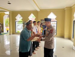 Kapolres Sumedang Bagikan Sembako Kepada PHL, OB dan Marbot Mesjid Polres Sumedang