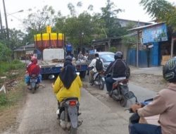 Warga Keluhkan Kendaran Truk Besar Melintas Jln Raya Pangkalan CBL Di Siang Hari