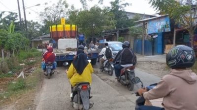 Warga Keluhkan Kendaran Truk Besar Melintas Jln Raya Pangkalan CBL Di Siang Hari