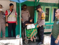 Sat Binmas Bersama Sat Lantas dan Bhabinkamtibmas Hegarsari Baksos Secara Door to Door Bagikan Paket Sembako