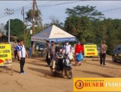 Polsek Satui Polres Tanbu Bagikan Nasi Bungkus Gratis di Jalan Nasional Longsor KM 171