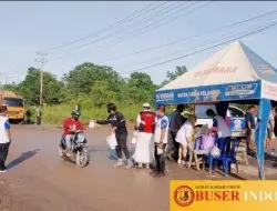 Berbagi Rejeki Polsek Satui Polres Tanbu Nasi Bungkus Gratis di Jalan Nasional Longsor KM 171