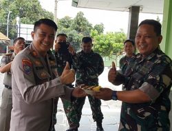 Polsek Sukahaji Bersama Camat Sukahaji Berikan Surprice HUT TNI Ke 77 Ke Prajurit Koramil