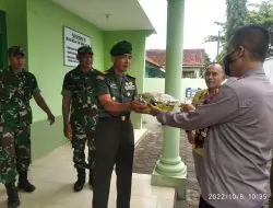 Kapolsek dan Camat beri Kejutan Koramil Gandrungmangu di HUT TNI ke-77