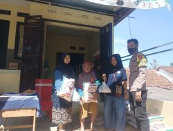 Tanpa Lelah, Bhabinkamtibmas Polsek Maja Monitoring Pembagian BPNT Sembako Di Desa Cengal