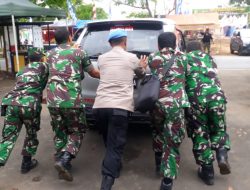 Luar Biasa, Sinergitas TNI – Polri di Majalengka Bantu Dorong Mobil Mogok