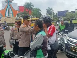 Dalam Rangka Ops Zebra Lodaya 2022, Polres Sumedang Bagikan Helm dan Sembako