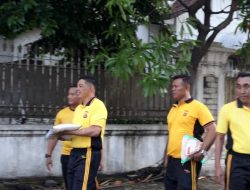 Aksi Jumat Berkah, Kapolres Majalengka Ajak Anggota Olah Raga Jalan Santai Sembari Bagikan Bansos