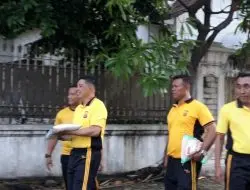 Aksi Jumat Berkah, Kapolres Majalengka Ajak Anggota Olah Raga Jalan Santai Sembari Bagikan Bansos