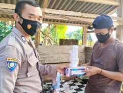 Keamanan Milik Semua, Bhabinkamtibmas Berikan Sarkon Pada Petugas Siskamling