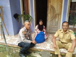 Kapolsek Banjaran Turun Langsung Bagikan Bansos Kepada Masyarakat