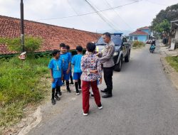 Disaat Patroli Kanit Binmas Polsek Maja Sambangi Anak-Anak, Sampaikan Pesan Kamtibmas