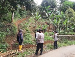 Bhabinkamtibmas Polsek Malausma Cek Lokasi Rawan Longsor Didesa Binaanya