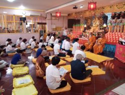 Ummat Buddha Wihara Sasana Santi Gelar Puja Bhakti Hari Suci Khatina