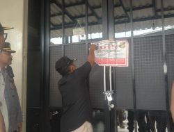 Satpol PP Cilegon Buka Kembali Segel Gedung Cafe Gue