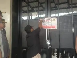 Satpol PP Cilegon Buka Kembali Segel Gedung Cafe Gue