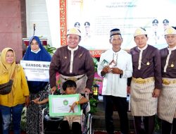 WaliKota Dan Gubernur Hadiri Penyerahan Bansos Kepada Masyarakat Kota Prabumulih.