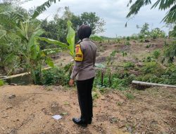 Antisipasi Banjir,Polwan Bhabinkamtibmas Cek Aliran Sungai Diwilayahnya