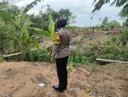 Antisipasi Banjir,Polwan Bhabinkamtibmas Cek Aliran Sungai Diwilayahnya