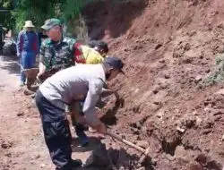 Petugas Kepolisian Bahu Membahu Bersama Warga Bersihkan Longsoran di Wilayah Ganeas Sumedang