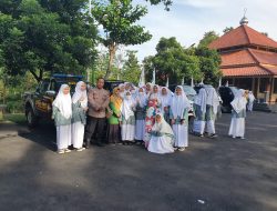 Pastikan Rombongan Lancar, Kanit Samapta Polsek Sukahaji Kawal Pawai Karnaval Peringatan Hari Santri
