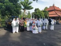 Pastikan Rombongan Lancar, Kanit Samapta Polsek Sukahaji Kawal Pawai Karnaval Peringatan Hari Santri