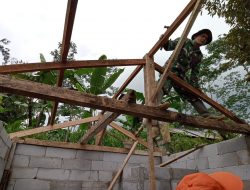 Babinsa Bantu Pemasangan Atap Rumah Milik Warga Binaan.