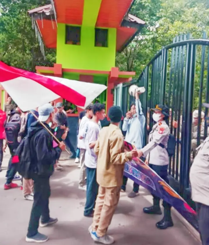 Pemuda dan Mahasiswa kota Bekasi menggelar unjuk rasa
