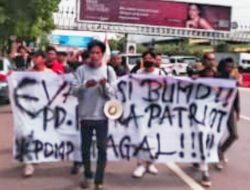 Pemuda Dan Mahasiswa Patriot (PDMP) kota Bekasi menggelar unjuk rasa