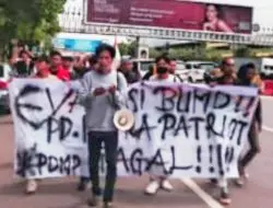 Pemuda Dan Mahasiswa Patriot (PDMP) kota Bekasi menggelar unjuk rasa