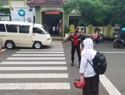 Aksi Humanis Polisi Menyebrangkan Anak Sekolah