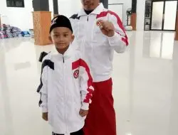 Gibran bersama pelatih setelah mendapatkan mendali perak pada kejurnas karate TK.usia dini