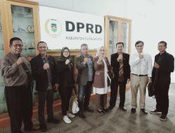 Ketua DPC Peradi Purwakarta, Dulnasir, SH.,MH didampingi Wakil Ketua Peradi Heri Rosnendi SH., Sekretaris Peradi Mas Moh Khudri, SH.,M.Si dan sejumlah anggota antara lain, Riyad Abdul Hanan SH., Titing Sumiati SH., Desriany Dyah, SH., Deni A Rahman SH. dan Iwan Sultandi SH di Gedung DPRD Purwakarta