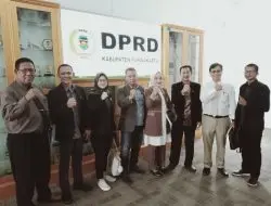 Ketua DPC Peradi Purwakarta, Dulnasir, SH.,MH didampingi Wakil Ketua Peradi Heri Rosnendi SH., Sekretaris Peradi Mas Moh Khudri, SH.,M.Si dan sejumlah anggota antara lain, Riyad Abdul Hanan SH., Titing Sumiati SH., Desriany Dyah, SH., Deni A Rahman SH. dan Iwan Sultandi SH di Gedung DPRD Purwakarta