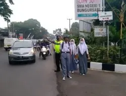 Polsek Bungursari Polres Purwakarta Giat Melakukan Pengaturan Lalu Lintas Bagi Masyarakat Dan Penguna Jalan