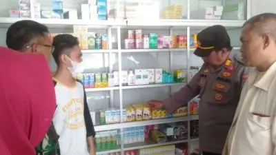 Kapolsek Pancatengah Polres Tasikmalaya Monitoring Terkait Obat Obatan Cair Di Apotek Dan Toko Obat